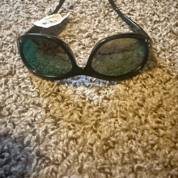 Women’s Black Sunglasses with Green Mirrored Lenses 1 - Picture 2 of 6